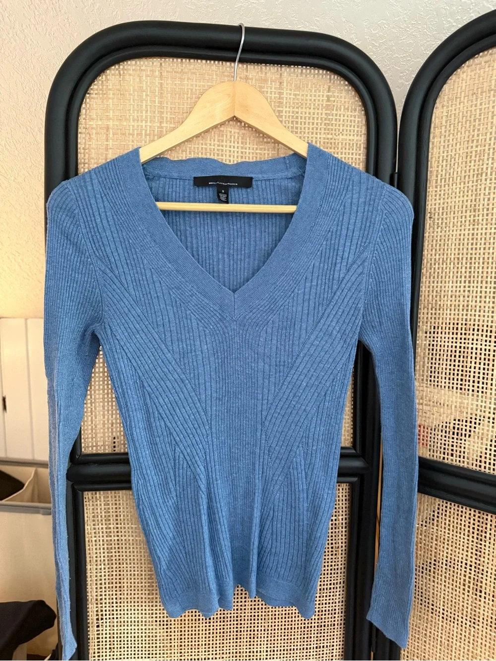 Women’s WHBM V Neck Long Sleeved Ribbed Sweater Blue Small